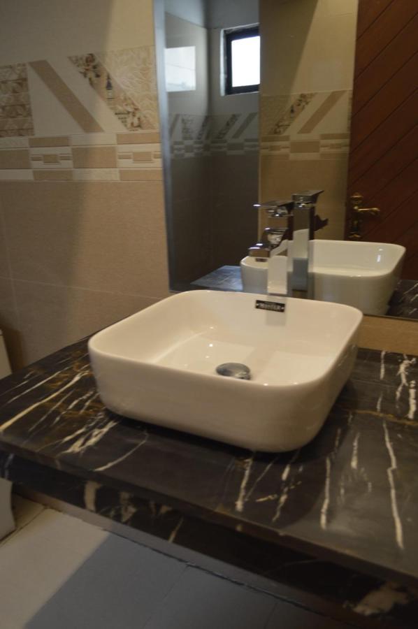 Rose Valet Guest House Исламабад Екстериор снимка